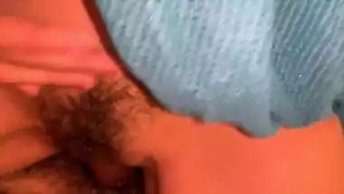 Desi housewife in blue sari invites man with condom for XXX fucking