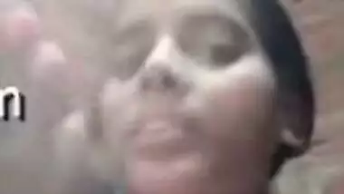 Indian girl in the nude actively poses on camera and blows kisses