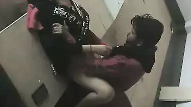Guy records a college couple fucking in desi sex mms