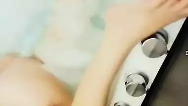 Paki chick doesn't show XXX part between sex legs but chudai tits