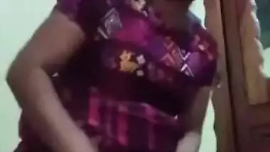 Middle-aged Indian model exposes her hairy XXX cunt in amateur sex video