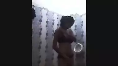 Nice sex video of modest Desi girl who shows XXX assets in bathroom
