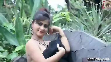 Chubby Girl Opening her Saree & Blouse to Display her Boobs in the Jungle