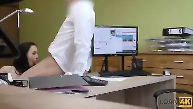 LOAN4K Il sesso è ciò che fa la ragazza in cambio di un prestito bancario