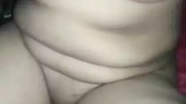 Desi housewife pulls bra up to flaunt natural XXX boobs and sex nipples