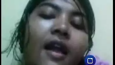 Desi babe shows her hairy twat while XXX squirting for the camera