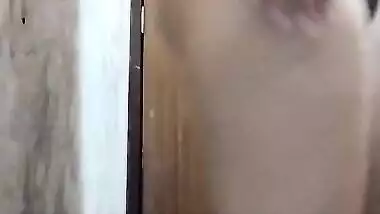 Li Ya - Kya Hua Jab Pati N Bathroom M Pakd Kis Aur K Sath