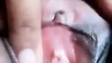 A desi nude Indian girl exposes her naked body in MMS