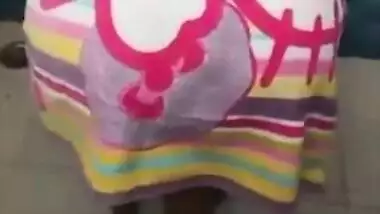 Desi housewife flashes body in amateur porn video after taking a shower