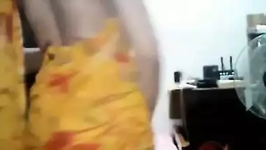 Desi Yellow Saree Aunty On Cam Chat Nipple Squezing Hard Removing Bra