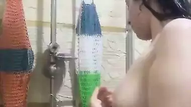 MILF shower nude bath viral video sharing with lover
