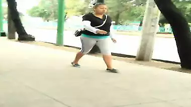 Gorda Culona en licra - se le marca la pucha