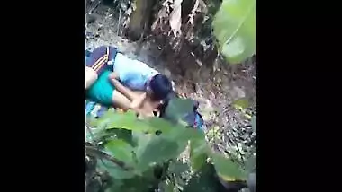 Newly wed pair have a fun outdoor sex on their honeymoon