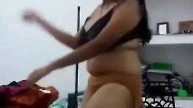 Paki chick performs XXX dance shaking sex parts for chudai fans